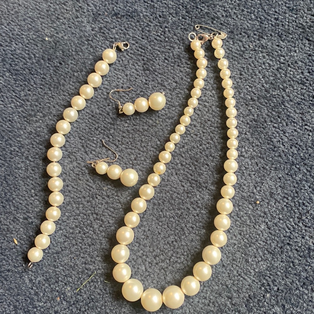 Real genuine pearl set